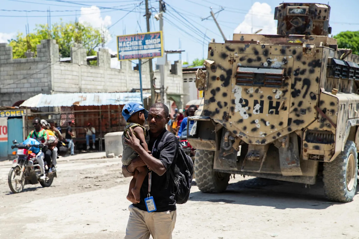 Homens armados sequestram respeitado especialista em segurança no Haiti devastado por gangues
