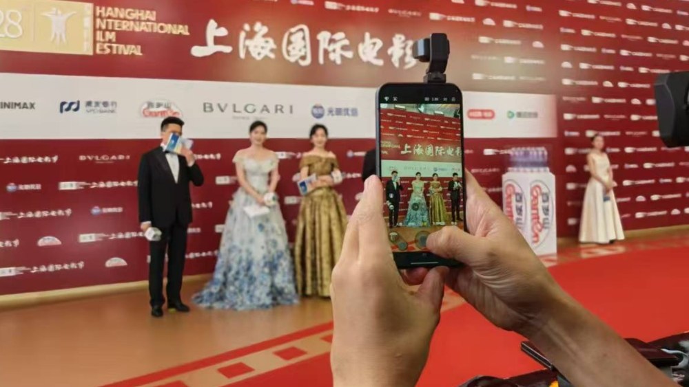 Honor e robô telefone de Arri estreiam no tapete vermelho do Festival de Cinema de Xangai