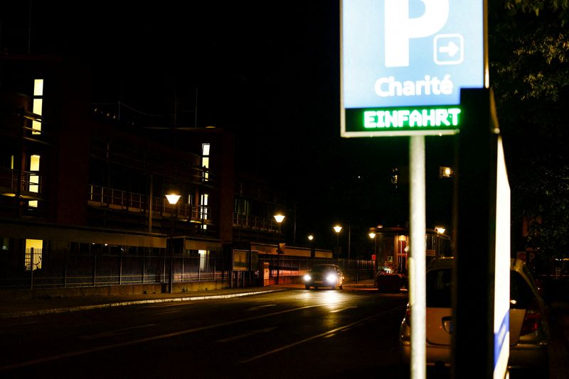 Hospital de Berlim dá alta a médico dos EUA que contraiu Ebola