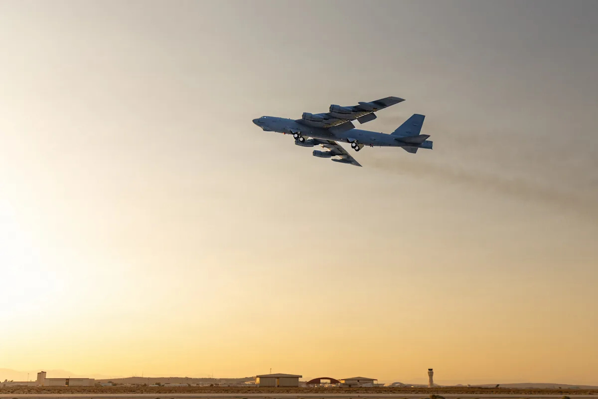 As identidades dos oito tripulantes a bordo de um bombardeiro B-52 da Força Aérea dos Estados Unidos que caiu perto da Base Aérea de Edwards em 15 de junho de 2026 foram divulgadas pelos militares dos EUA.