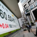 Iene oscila à beira do menor nível em 40 anos, libra salta