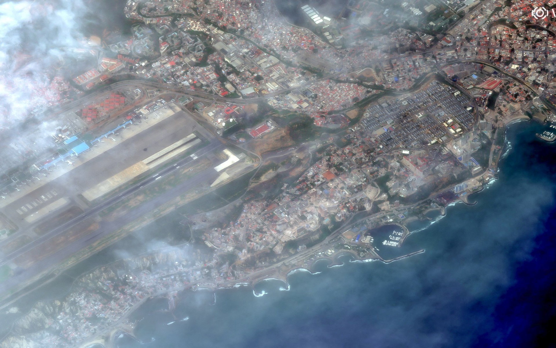 Imagens de satélite mostram La Guaira, na Venezuela, antes e depois de dois terremotos