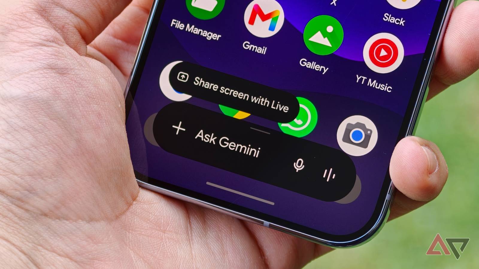 Um telefone mostrando uma conversa com o Google Gemini