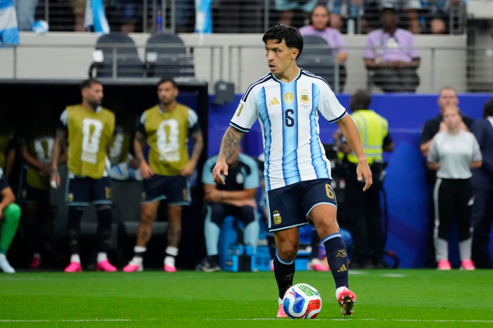 Imprensa argentina dá reação do 'açougueiro' Lisandro Martinez após vitória por 2 a 0 na Copa do Mundo contra a Áustria