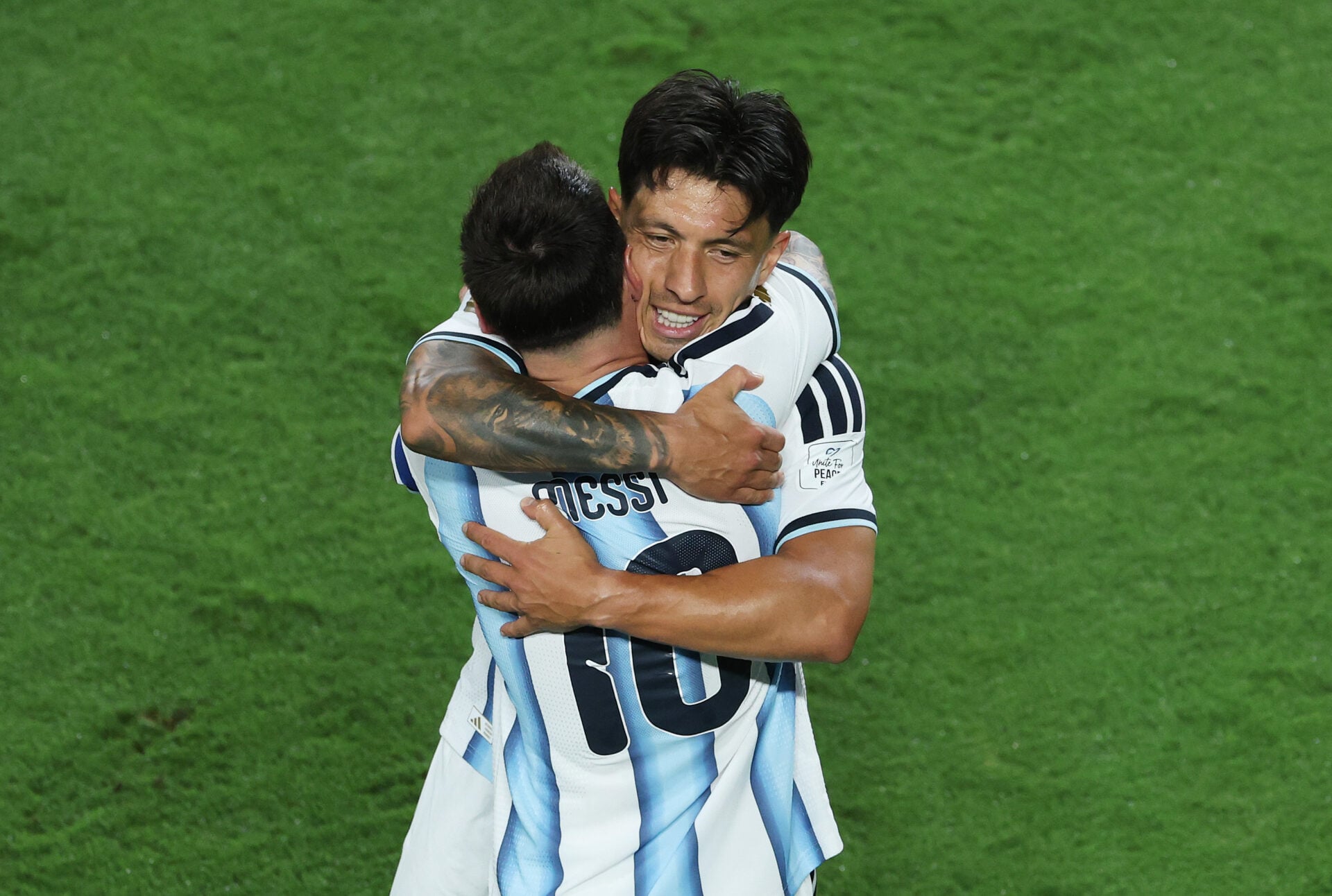 Imprensa argentina reage ao desempenho de Lisandro Martinez na Copa do Mundo na vitória da Argentina por 3 a 0 sobre a Argélia