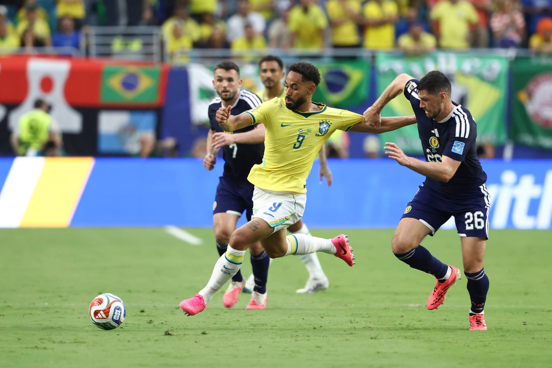 Imprensa brasileira reage a Cunha e Casemiro na vitória do Brasil por 3 a 0 sobre a Escócia, ponto do Man Utd feito