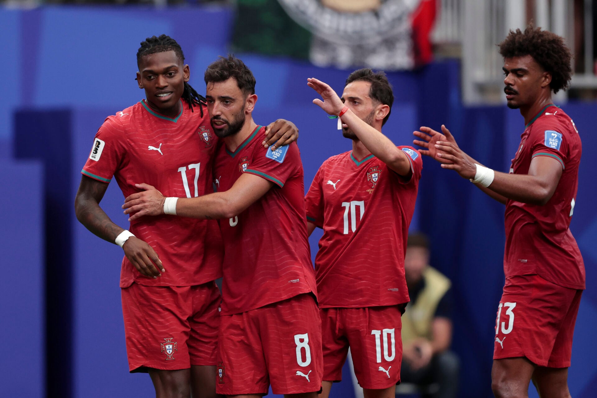 Imprensa portuguesa reage ao alvo de Bruno Fernandes e do Man Utd, Rafael Leão, na vitória de Portugal por 5-0