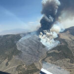O Fogo de Ferro no condado de Juab, em Utah, foi descoberto pela primeira vez no sábado, 20 de junho, disseram as autoridades. O incêndio que ocorre a cerca de 70 milhas a sudoeste de Salt Lake City forçou a evacuação de centenas de pessoas na pequena cidade de Eureka.
