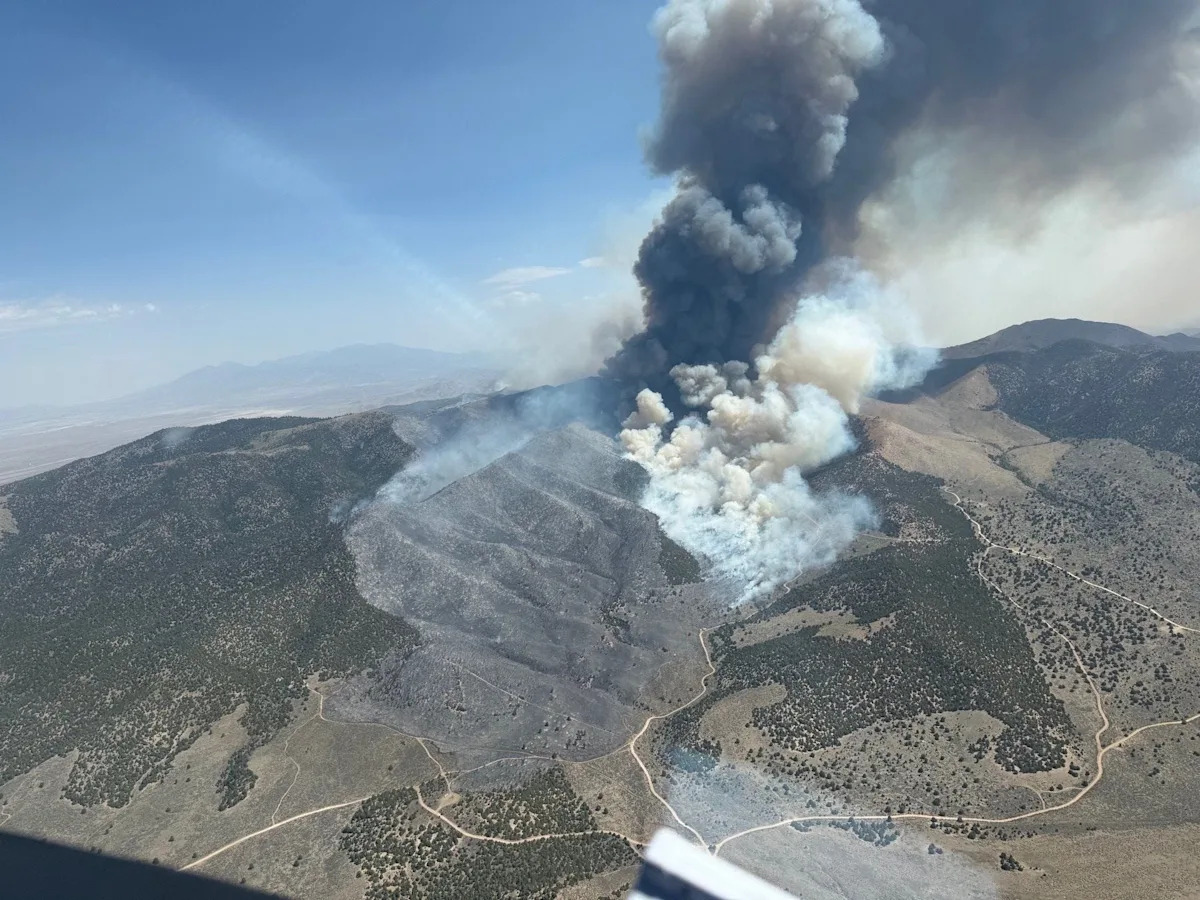 O Fogo de Ferro no condado de Juab, em Utah, foi descoberto pela primeira vez no sábado, 20 de junho, disseram as autoridades. O incêndio que ocorre a cerca de 70 milhas a sudoeste de Salt Lake City forçou a evacuação de centenas de pessoas na pequena cidade de Eureka.