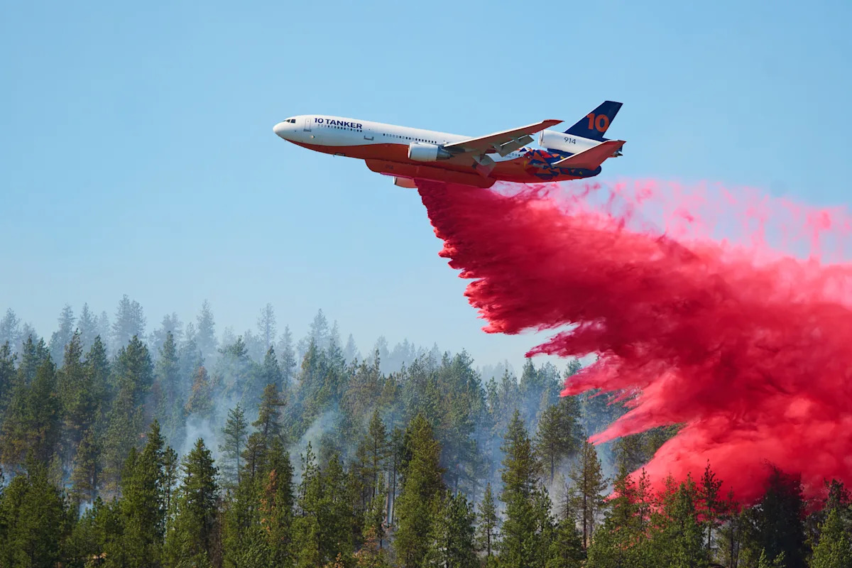 Incêndio florestal no leste de Washington força evacuações e destrói casas