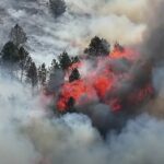 Imagens capturadas pela equipe de resgate de Derby Mountain mostram a escala do incêndio, que já afetou 400 m² de terreno