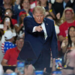 O presidente Donald Trump é aplaudido pela multidão ao sair de um comício no campo do Rockland Community College, em Nova York, em 22 de maio de 2026.