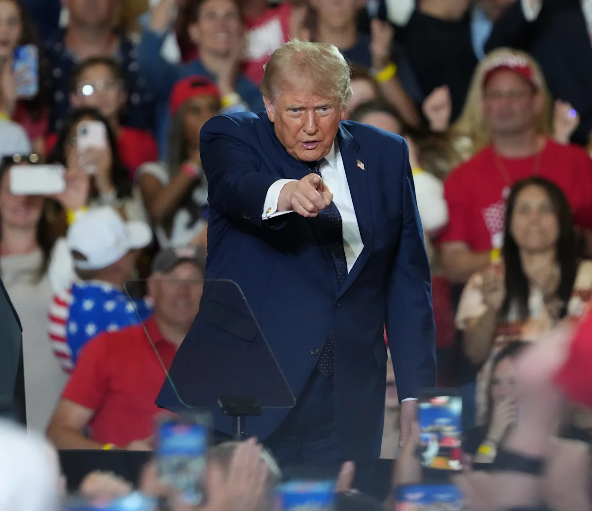 O presidente Donald Trump é aplaudido pela multidão ao sair de um comício no campo do Rockland Community College, em Nova York, em 22 de maio de 2026.