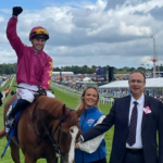 Índio criado Thundering On troveja em casa em Epsom Oaks!