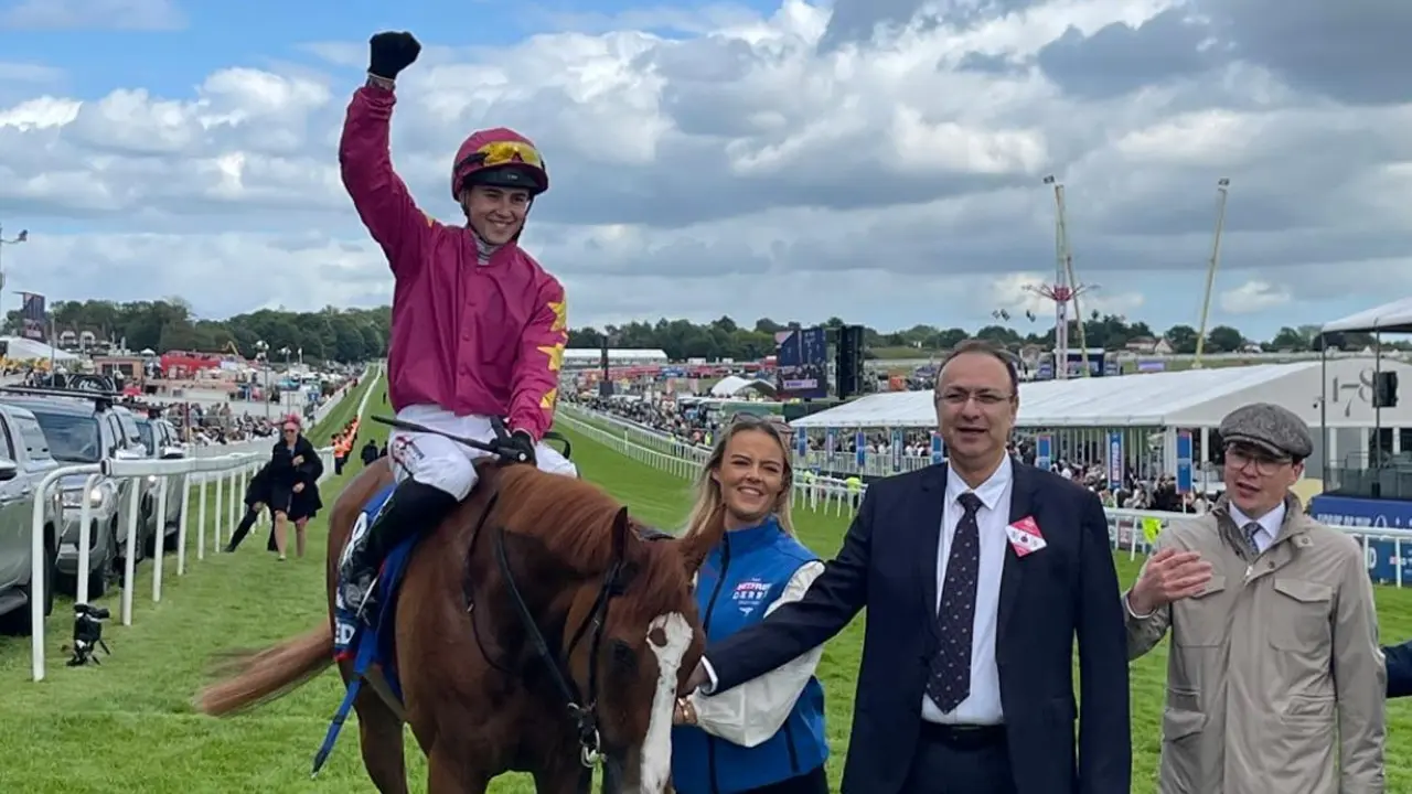 Índio criado Thundering On troveja em casa em Epsom Oaks!