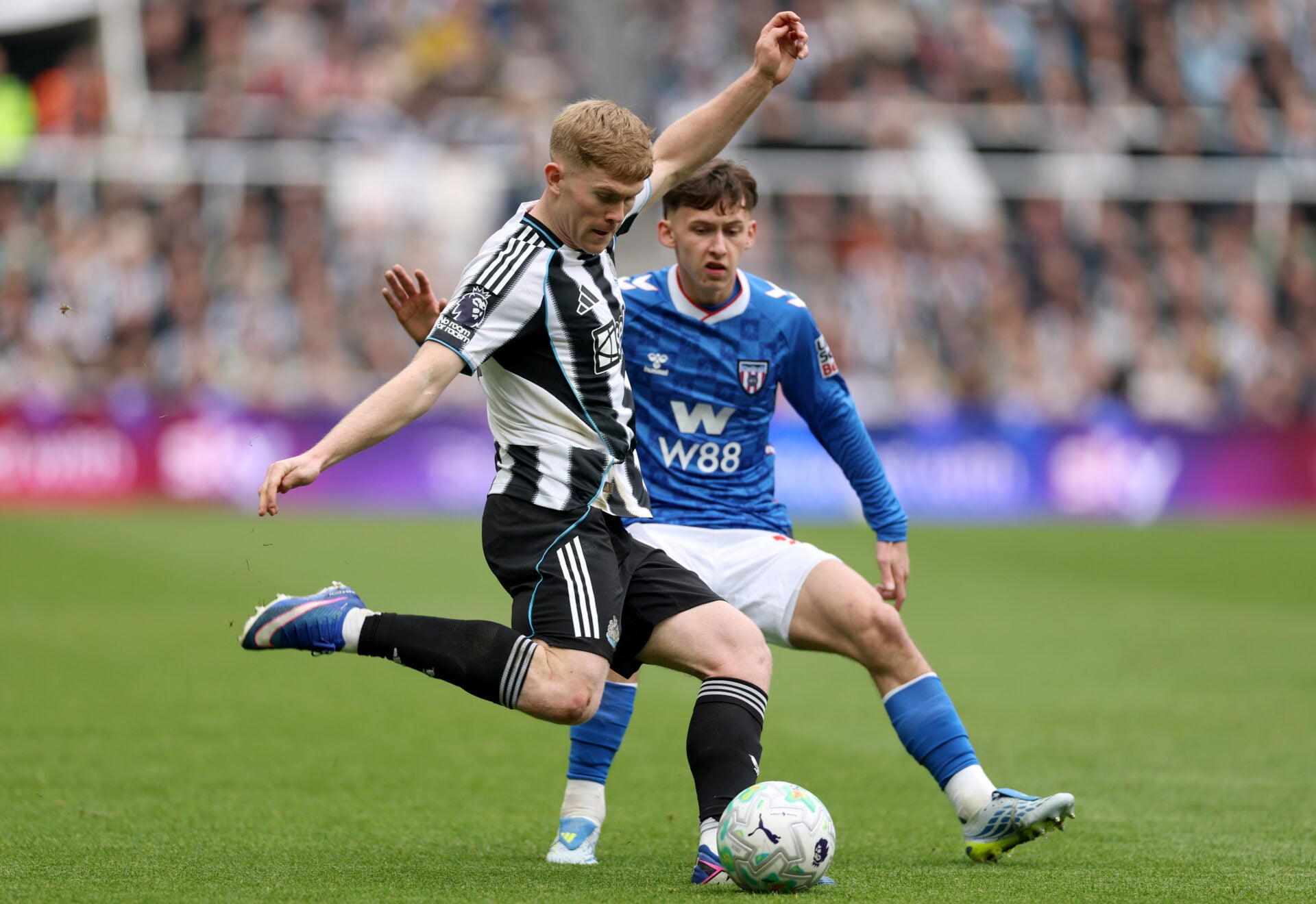 Ineos continuará a estratégia comprovada da Premier League com a alternativa de Lewis Hall, que está rumo à Copa do Mundo