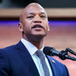 O governador de Maryland, Wes Moore, falando no Auditório do Tribunal Sul da Casa Branca