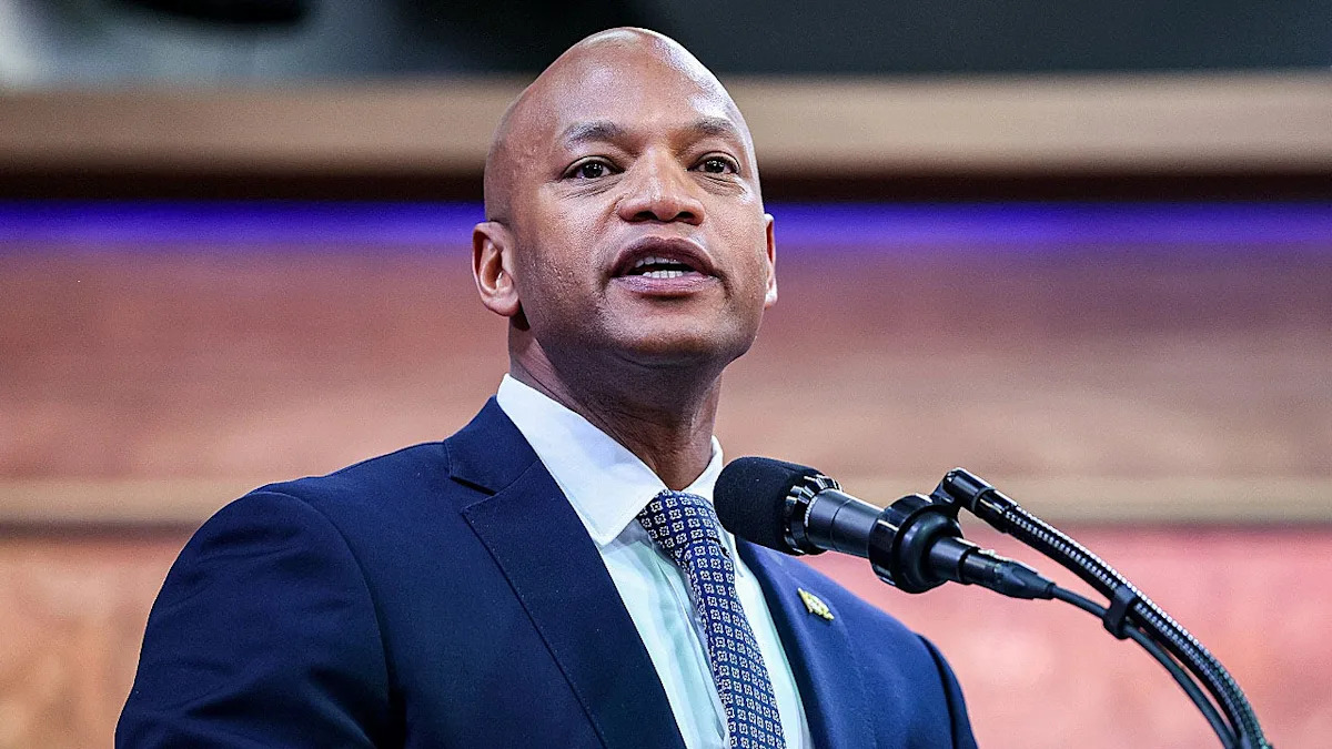 O governador de Maryland, Wes Moore, falando no Auditório do Tribunal Sul da Casa Branca