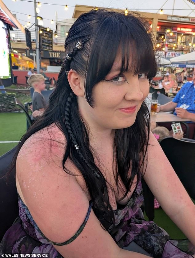 Lilly foi dada como desaparecida por sua família preocupada antes que a polícia descobrisse um corpo na noite de segunda-feira na área de Duffryn Park, perto de Ebbw Vale, Gales do Sul.