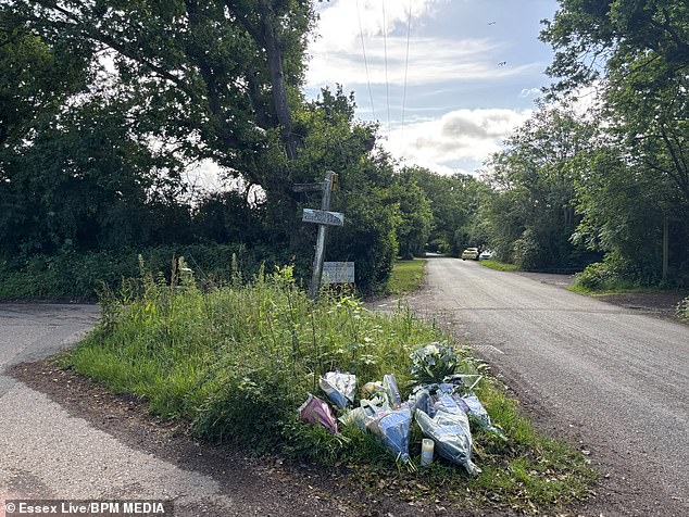 Homenagens florais no local da colisão de domingo na Ashwells Road em Pilgrims Hatch, Essex