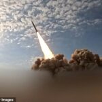 Este vídeo retirado de imagens divulgadas pela emissora estatal iraniana (IRIB) em 26 de março de 2026 mostra o que diz ter sido a segunda fase da 82ª onda de mísseis lançados contra Israel e bases dos EUA nos Emirados Árabes Unidos e no Kuwait.