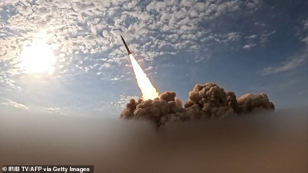 Este vídeo retirado de imagens divulgadas pela emissora estatal iraniana (IRIB) em 26 de março de 2026 mostra o que diz ter sido a segunda fase da 82ª onda de mísseis lançados contra Israel e bases dos EUA nos Emirados Árabes Unidos e no Kuwait.