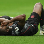 Ismael Kone, do Canadá, reage no chão após sofrer uma lesão durante a partida de futebol do Grupo B da Copa do Mundo contra o Catar, em Vancouver, Colúmbia Britânica, quinta-feira, 18 de junho de 2026.