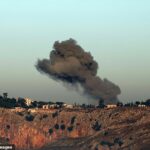 Fumaça subindo do local de um ataque israelense que teve como alvo a vila libanesa de Arnoun em 3 de junho