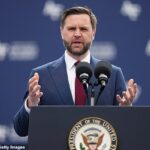 O vice-presidente JD Vance escreveu uma declaração contundente criticando as “elites europeias” e a “invasão em massa de migrantes” pela horrível morte do adolescente britânico Henry Nowak