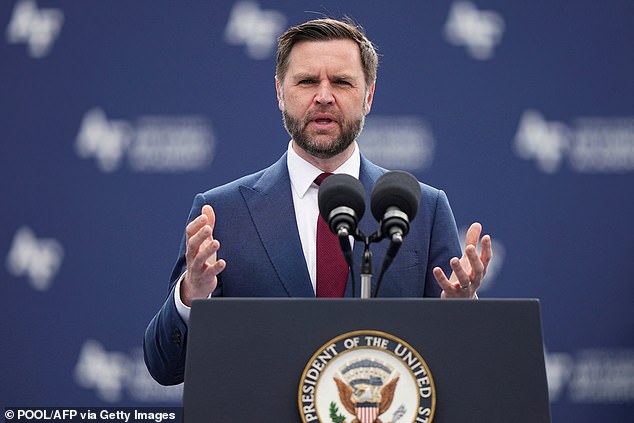 O vice-presidente JD Vance escreveu uma declaração contundente criticando as “elites europeias” e a “invasão em massa de migrantes” pela horrível morte do adolescente britânico Henry Nowak