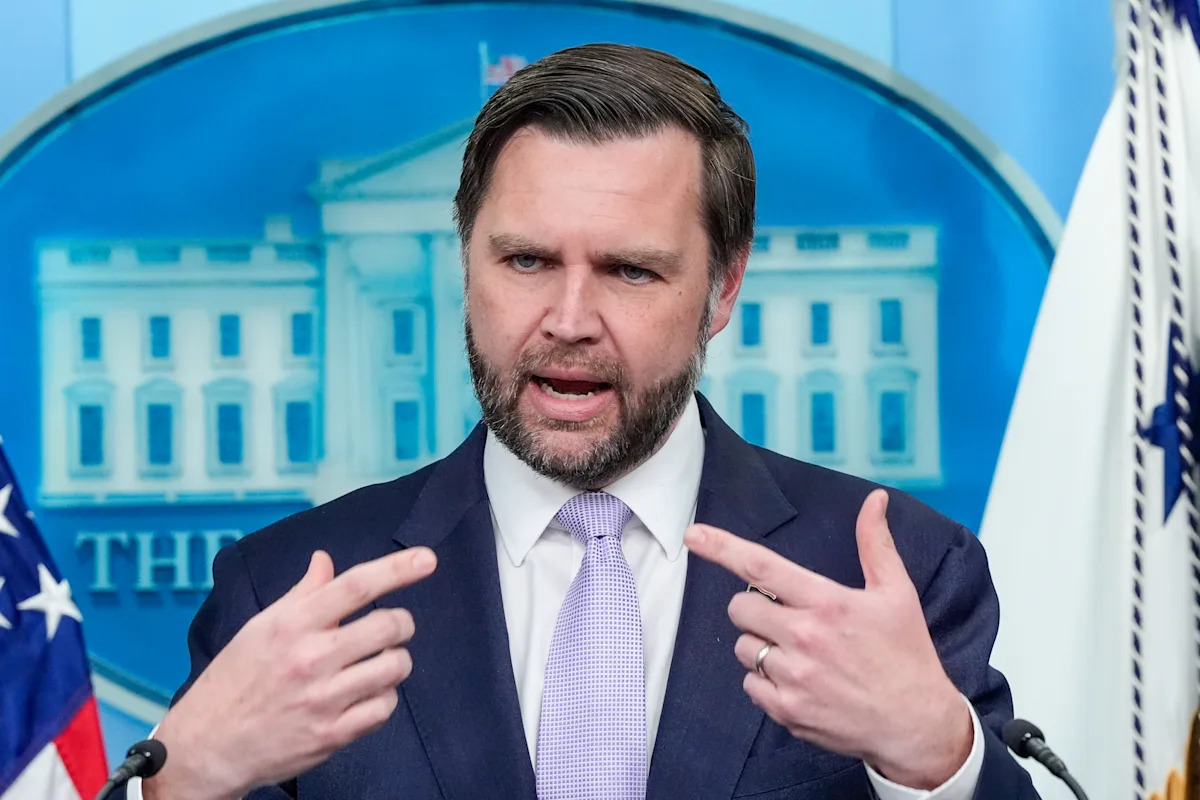 JD Vance foi à televisão divulgar um livro de memórias religiosas. 'The View' tinha outros planos
