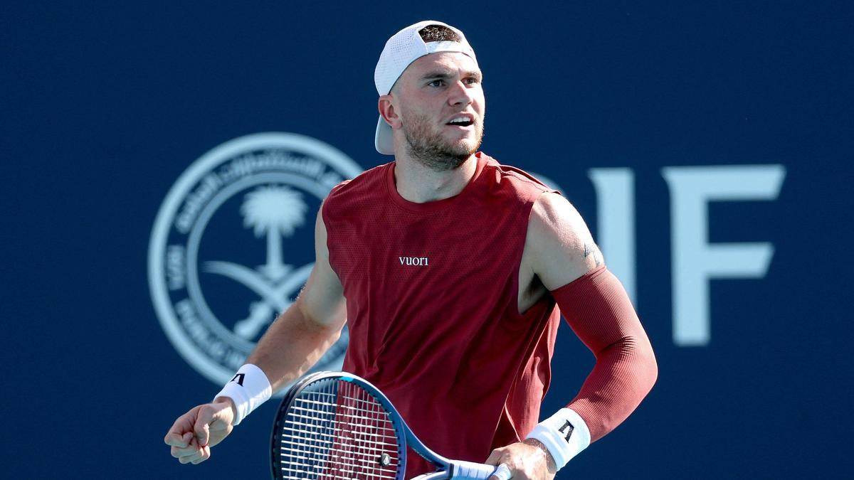 Jack Draper desiste do Queen's Club Championships após revés em cirurgia no joelho
