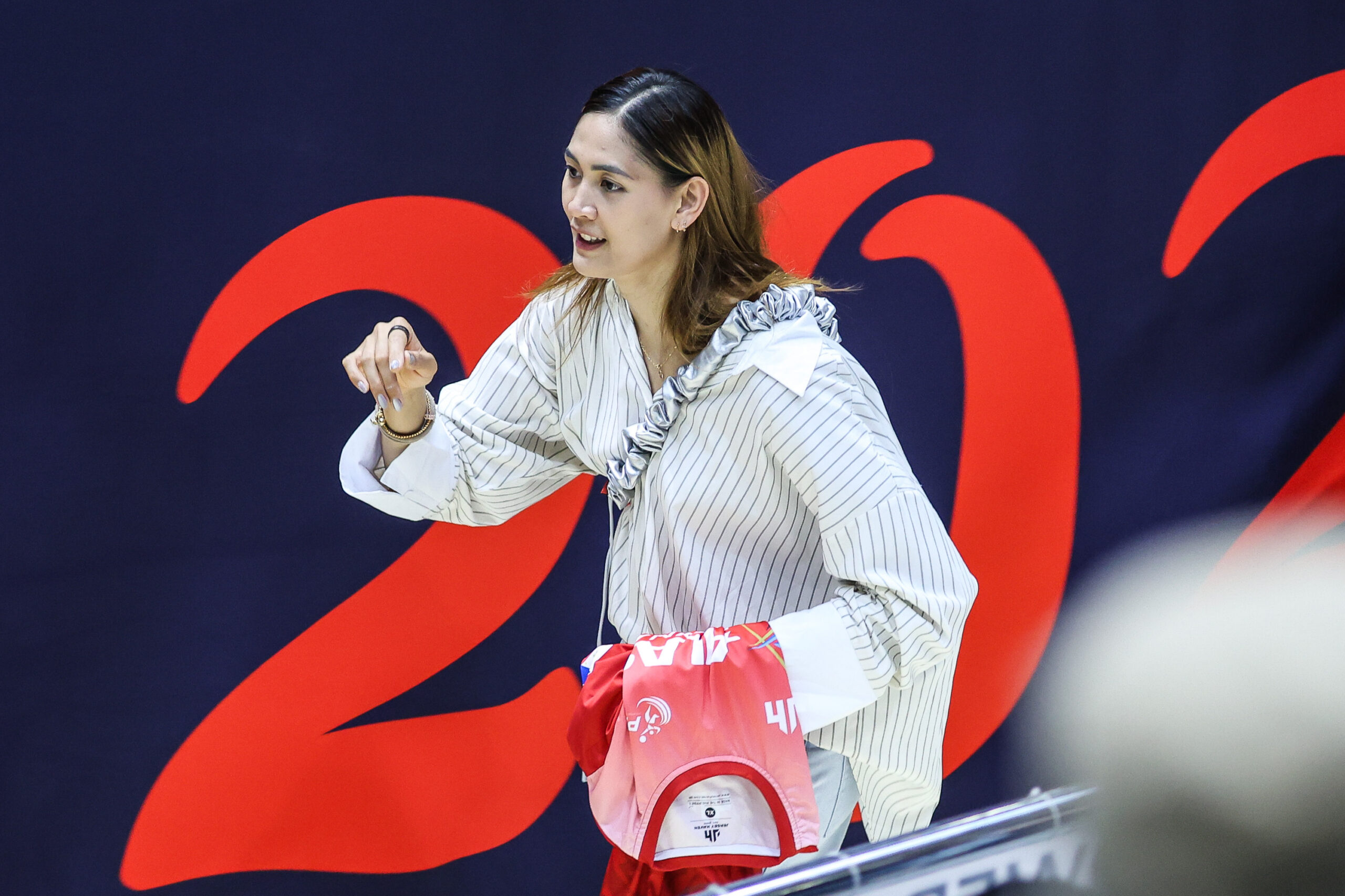 Jaja Santiago assistindo a um jogo da VNL Women's Week 2 em