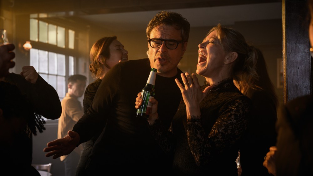Jemaine Clement e Nicola Walker são hilários como melhores amigos na guerra em 'Wrong-Com' 'Alice and Steve' do Hulu: TV Review