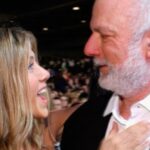 Jennifer Aniston publica homenagem sincera ao diretor de 'Friends', James Burrows: 'Ele era uma figura paterna para mim'