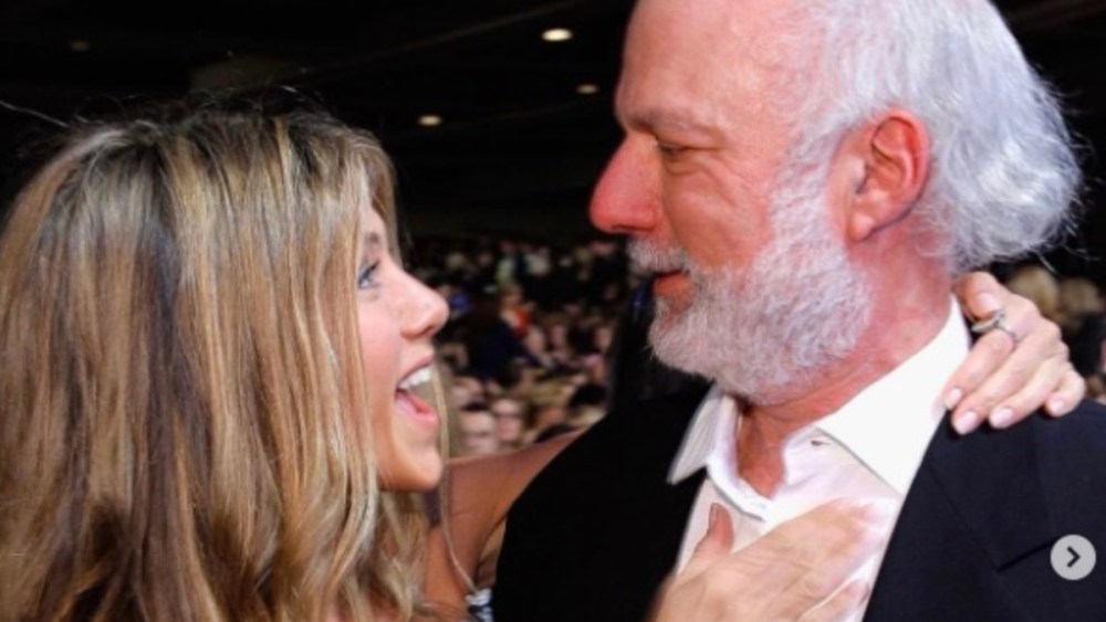 Jennifer Aniston publica homenagem sincera ao diretor de 'Friends', James Burrows: 'Ele era uma figura paterna para mim'