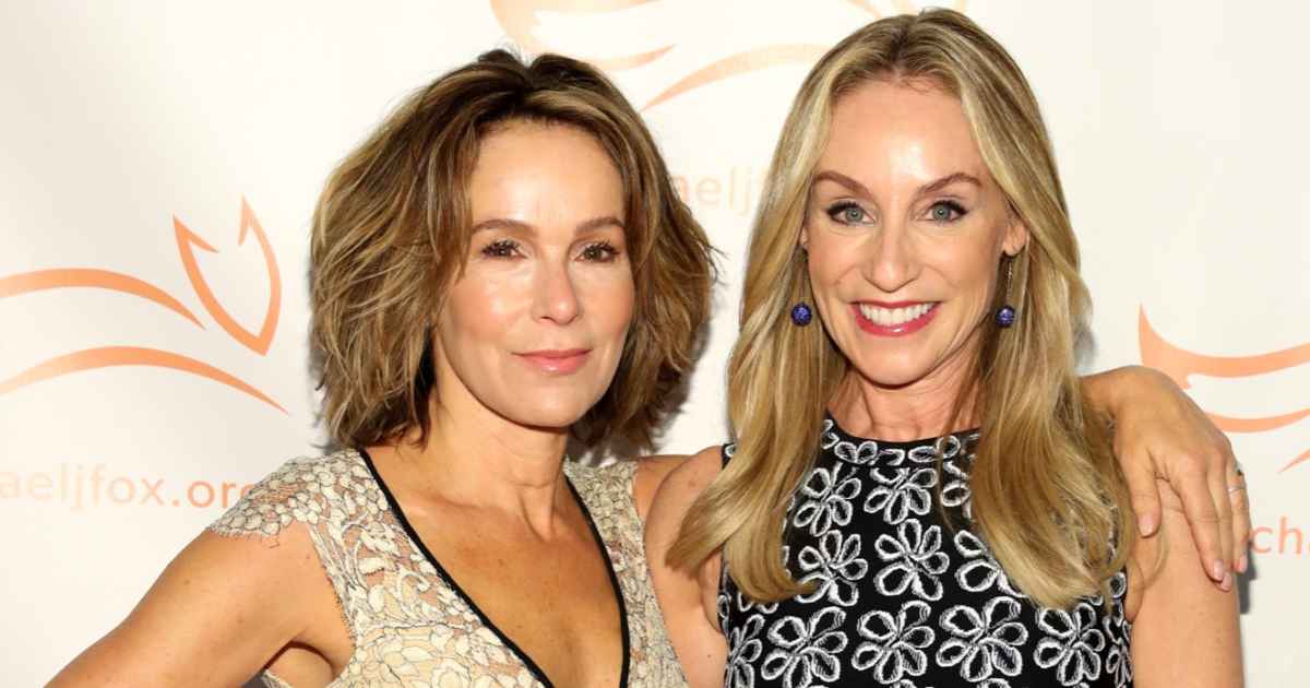 Jennifer Gray compartilha foto de topless com a esposa de Michael J Fox, Tracy Pollan, em homenagem ao aniversário atrevido