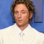 Jeremy Allen White elogia o Reino Unido por proibir as mídias sociais para crianças menores de 16 anos: 'É preciso haver uma correção'