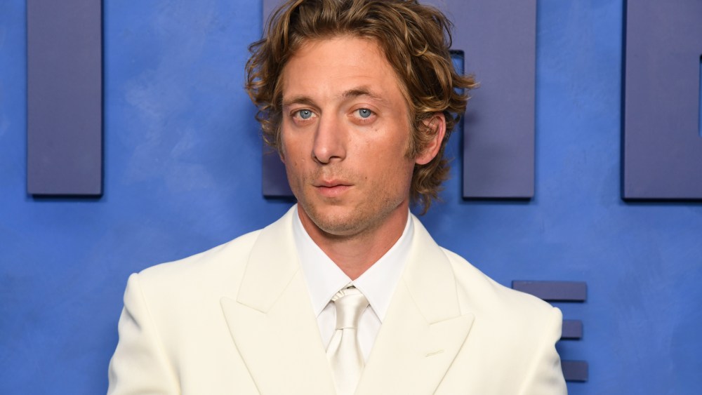 Jeremy Allen White elogia o Reino Unido por proibir as mídias sociais para crianças menores de 16 anos: 'É preciso haver uma correção'