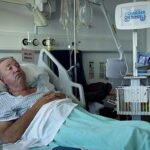 No final da quinta série de Clarkson's Farm, Jeremy, 66, revelou que foi diagnosticado e teve que se submeter a tratamento para um tumor maligno na próstata em agosto passado. Aqui ele é retratado em uma cama de hospital durante um momento da nova temporada