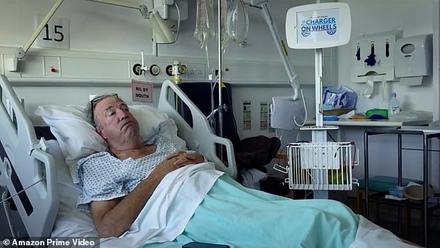 No final da quinta série de Clarkson's Farm, Jeremy, 66, revelou que foi diagnosticado e teve que se submeter a tratamento para um tumor maligno na próstata em agosto passado. Aqui ele é retratado em uma cama de hospital durante um momento da nova temporada