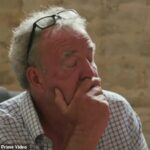 Jeremy Clarkson ficou visivelmente emocionado ao revelar seu devastador diagnóstico de câncer nos últimos episódios de seu programa Prime Video, Clarkson's Farm