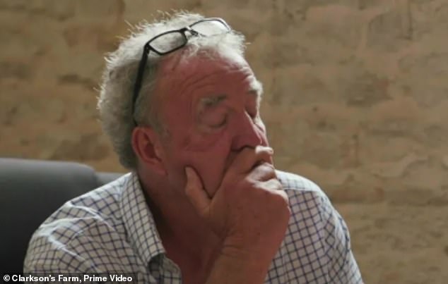 Jeremy Clarkson ficou visivelmente emocionado ao revelar seu devastador diagnóstico de câncer nos últimos episódios de seu programa Prime Video, Clarkson's Farm