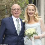 Jerry Hall, 69, revelou que não vê Rupert Murdoch, 85, desde o divórcio ‘traumático’ em 2022 e que não quer viver com um homem novamente (foto no dia do casamento em 2016)