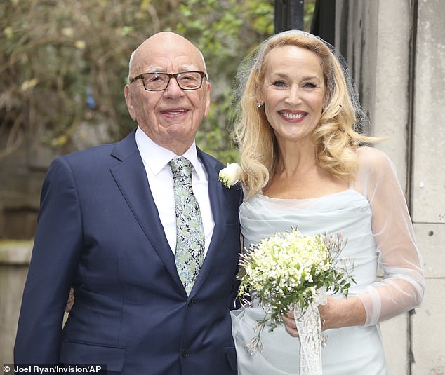 Jerry Hall, 69, revelou que não vê Rupert Murdoch, 85, desde o divórcio ‘traumático’ em 2022 e que não quer viver com um homem novamente (foto no dia do casamento em 2016)