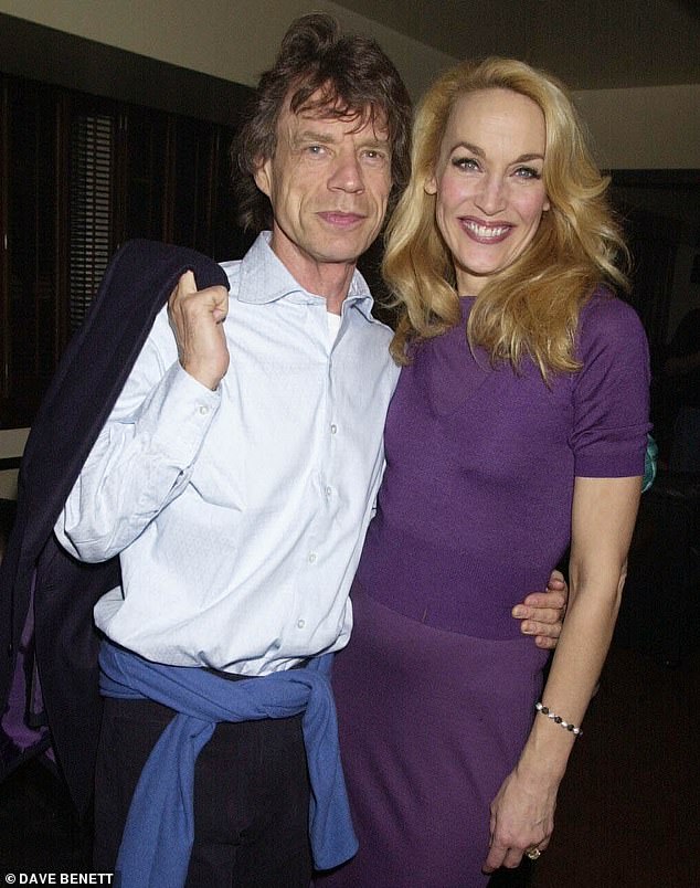 O ex mais famoso de Jerry Hall, Mick Jagger, foi convidado para sua festa de aniversário. Ele, junto com sua noiva e seu filho de nove anos, seriam frequentadores assíduos da casa de Jerry no almoço de domingo.