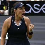 Jessica Pegula, dos EUA, comemora a vitória na semifinal de simples feminino contra Aryna Sabalenka da Bielo-Rússia no torneio WTA500 Berlin Tennis Open em Berlim, em 20 de junho de 2026. Pegula vence por 4-6, 7-6, 0-6.