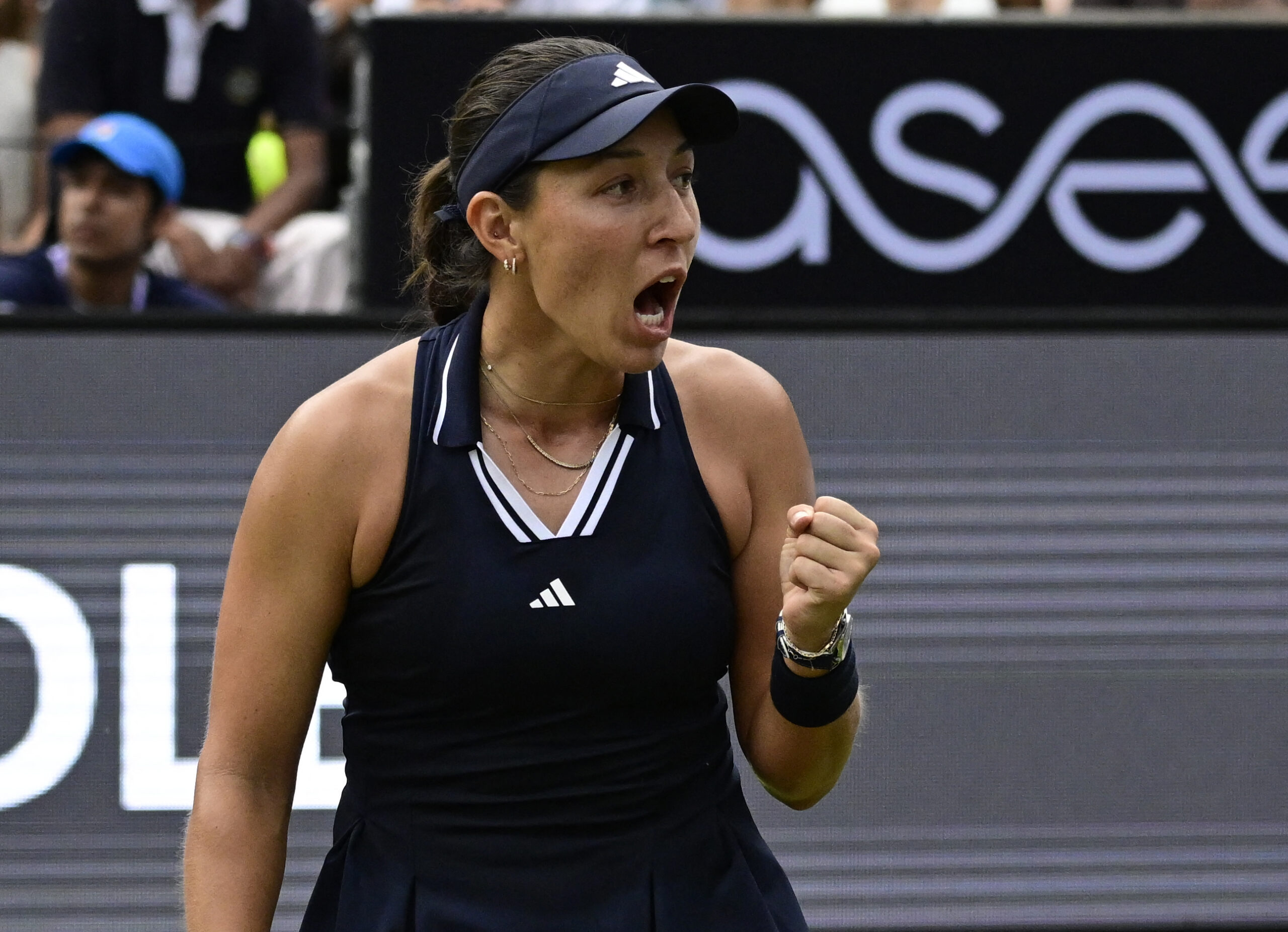 Jessica Pegula, dos EUA, comemora a vitória na semifinal de simples feminino contra Aryna Sabalenka da Bielo-Rússia no torneio WTA500 Berlin Tennis Open em Berlim, em 20 de junho de 2026. Pegula vence por 4-6, 7-6, 0-6.