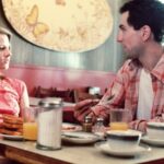 Jodie Foster diz que Martin Scorsese e Robert De Niro 'não conseguiam parar de rir' enquanto a ensinavam a abrir o zíper de uma mosca no set de 'Taxi Driver': 'Eles estavam tão nervosos'