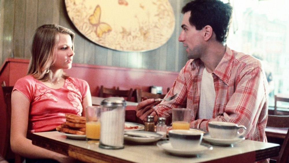 Jodie Foster diz que Martin Scorsese e Robert De Niro 'não conseguiam parar de rir' enquanto a ensinavam a abrir o zíper de uma mosca no set de 'Taxi Driver': 'Eles estavam tão nervosos'